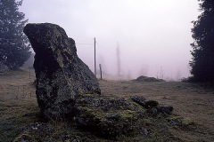 På denna sten sägs prästen i Hyttan (Kvikkjokk) ha stått när han höll förrättningar under silverbrukstiden 1662-1702 © Kvikkjokksfotografen Tor Tuorda