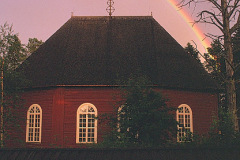 Jokkmokks gamla kyrka och regnbåge © Kvikkjokksfotografen Tor Tuorda