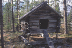 Samisk förrådsbyggnad, ájtte © Kvikkjokksfotografen Tor Tuorda