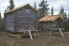 Samiska förrådsbyggnader i Udtja by, Jokkmokk © Kvikkjokksfotografen Tor Tuorda