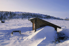 Vindskyd vid Sjnjierák, Kvikkjokk © Kvikkjokksfotografen Tor Tuorda