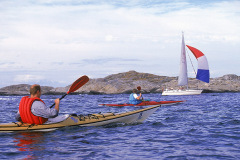 Kajaker och segelbåt med spinnaker © Kvikkjokksfotografen Tor Tuorda