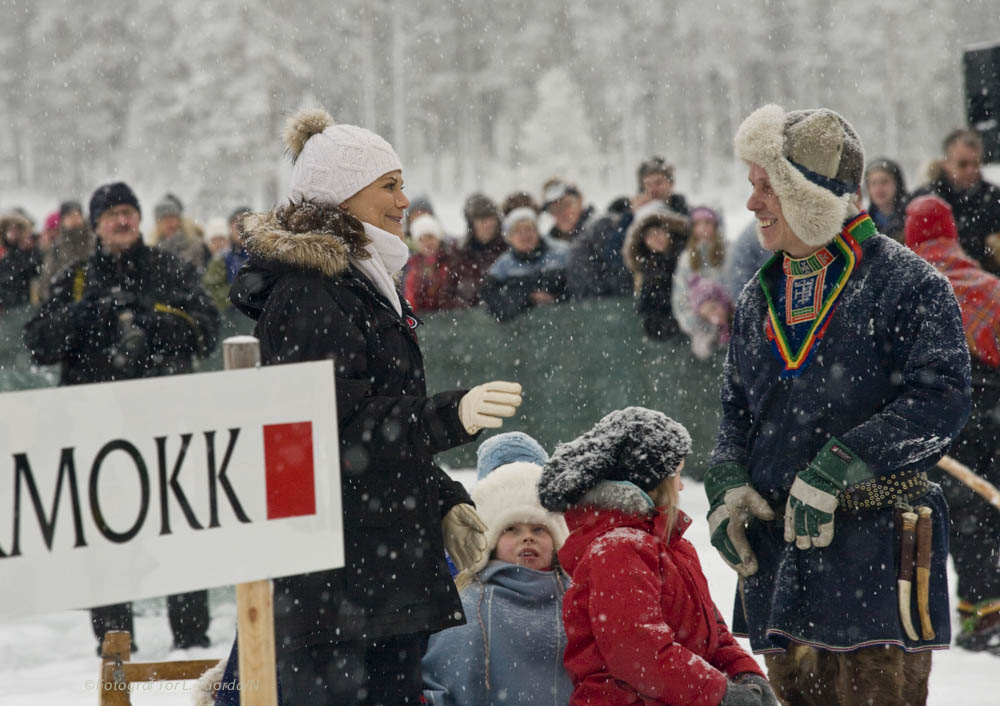 Jokkmokks marknad och samiska reflektioner. Kronprinsessan Viktoria i glatt samspråk med renskötaren Rickard Länta från Jåhkågasska tjiellde.