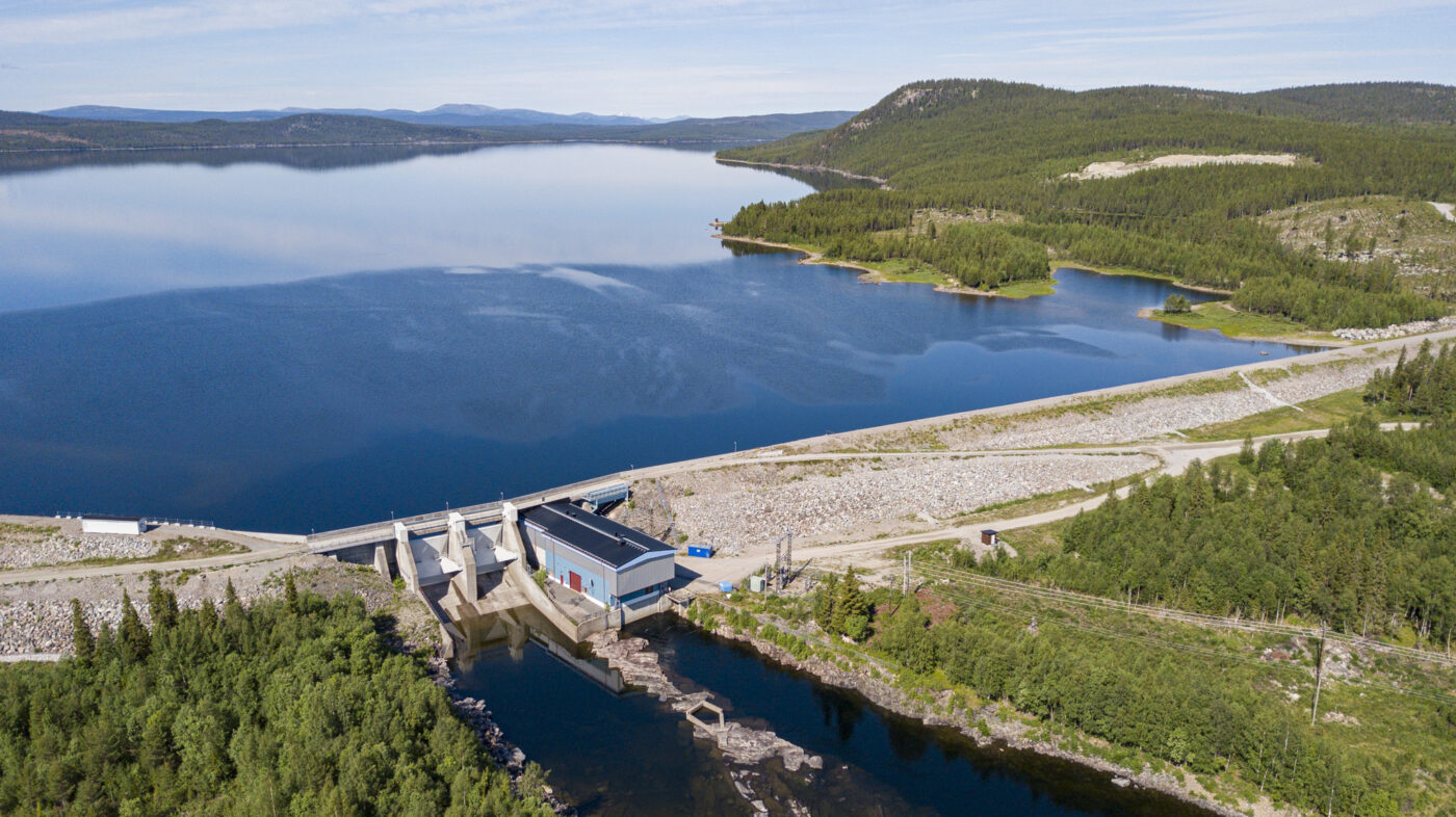 Vattenfalls vattenkraftsverk vid Parkijaur. Vattenkraftsutbyggnader, gruvor, kalhyggen och vindkrafsparker. Det ger ju jobb!