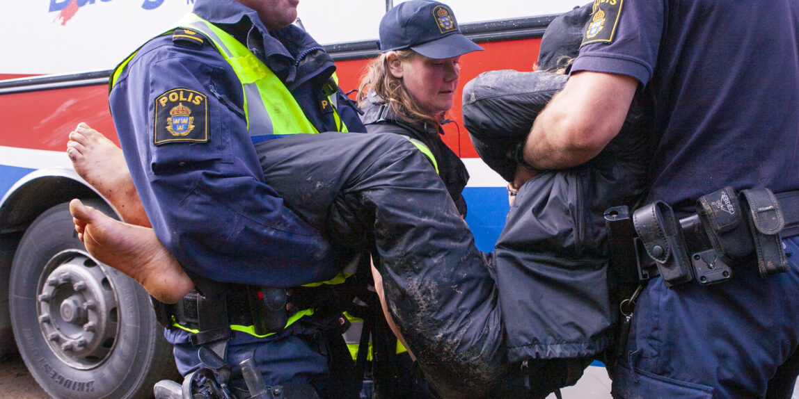 Polis bär bort aktivist i Gállok 2013. Sveriges representativa demokrati - gäller inte samer.