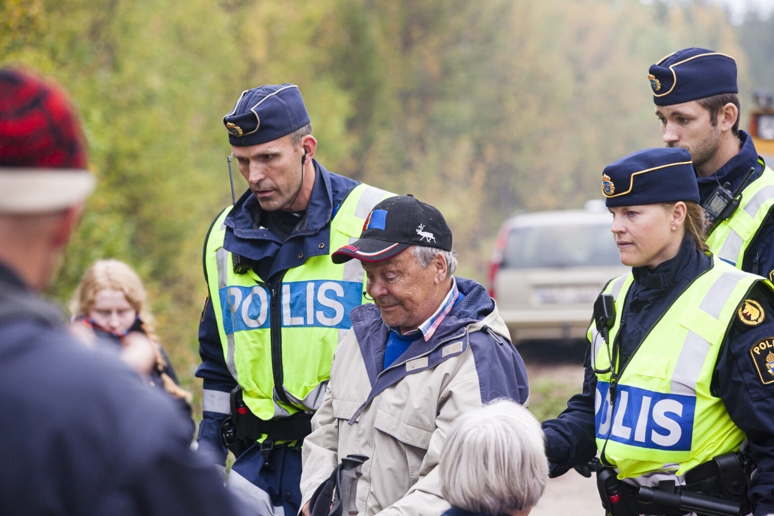 Sveriges representativa demokrati - gäller inte samer. Åldermannen i Sirges sameby Apmut Ivar Kuoljok förs bort av polis i Gállok under protesterna 2013.