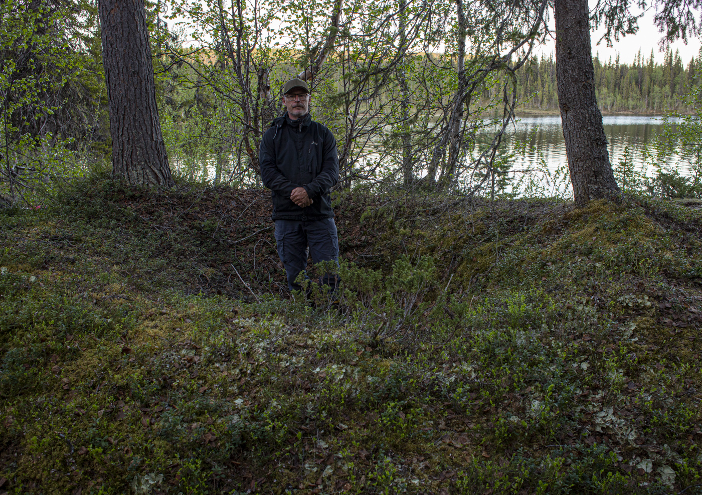 Tor Tuorda står i en fångsgrop vid Nuortta Suohppa. Som en turist på egna marker.