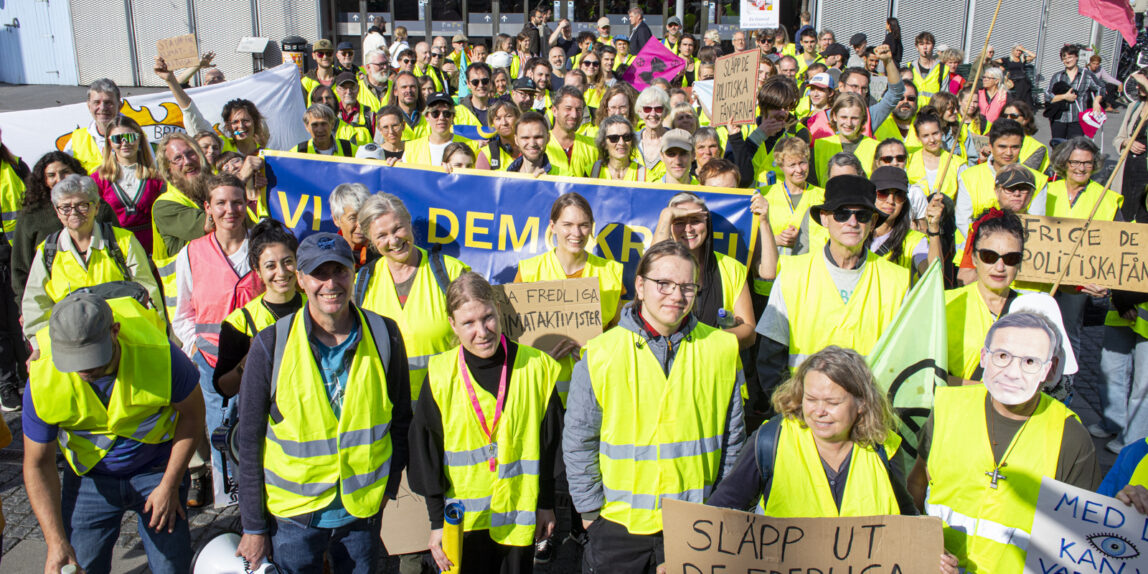 Aktivisterna i Återställ våtmarker vid Slussen i Stockholm inför en Slow Walk aktion.